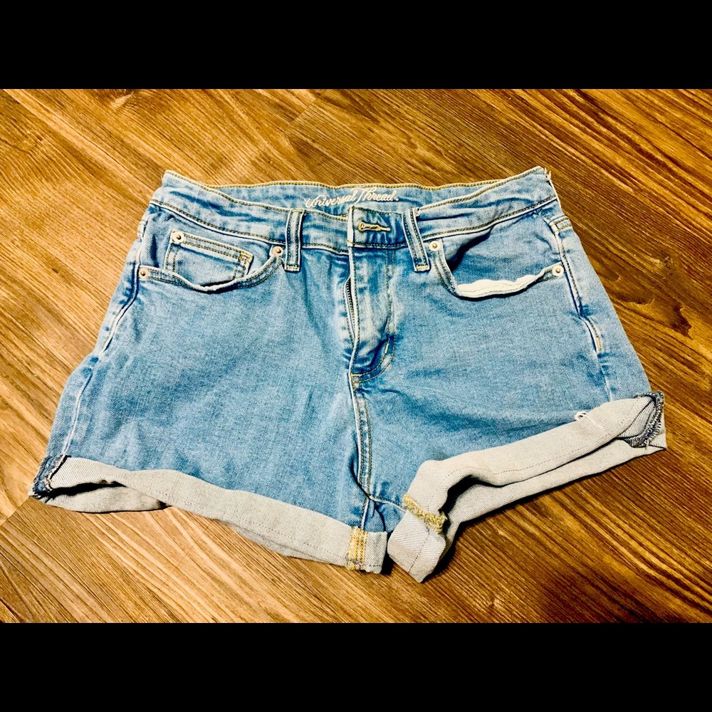 Universal Thread Denim distressed jean shorts size 4